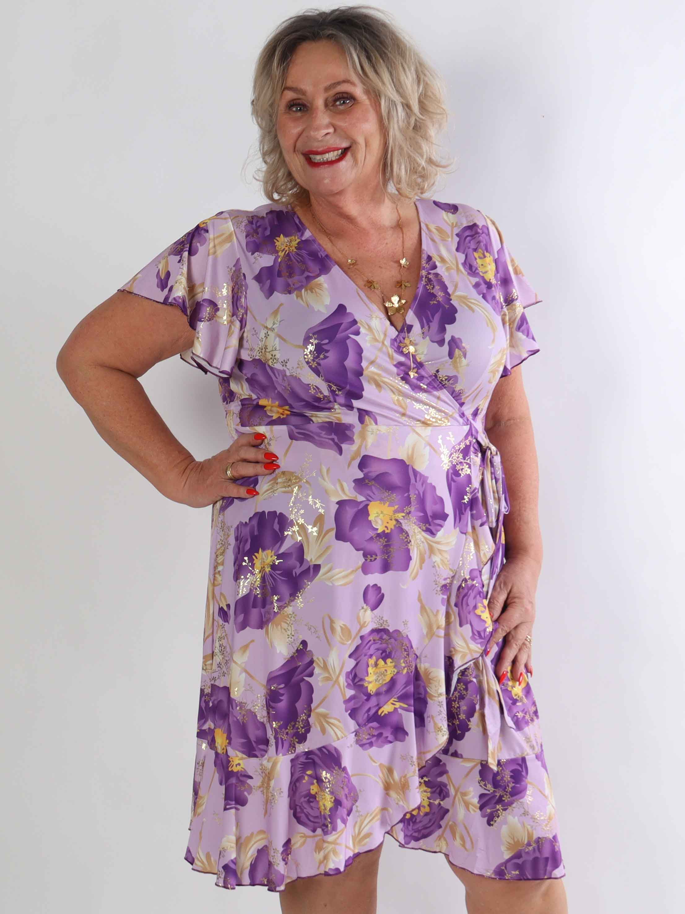 Savina Botanic S/S - Blommig plus size klänning med omlott och volangärmar